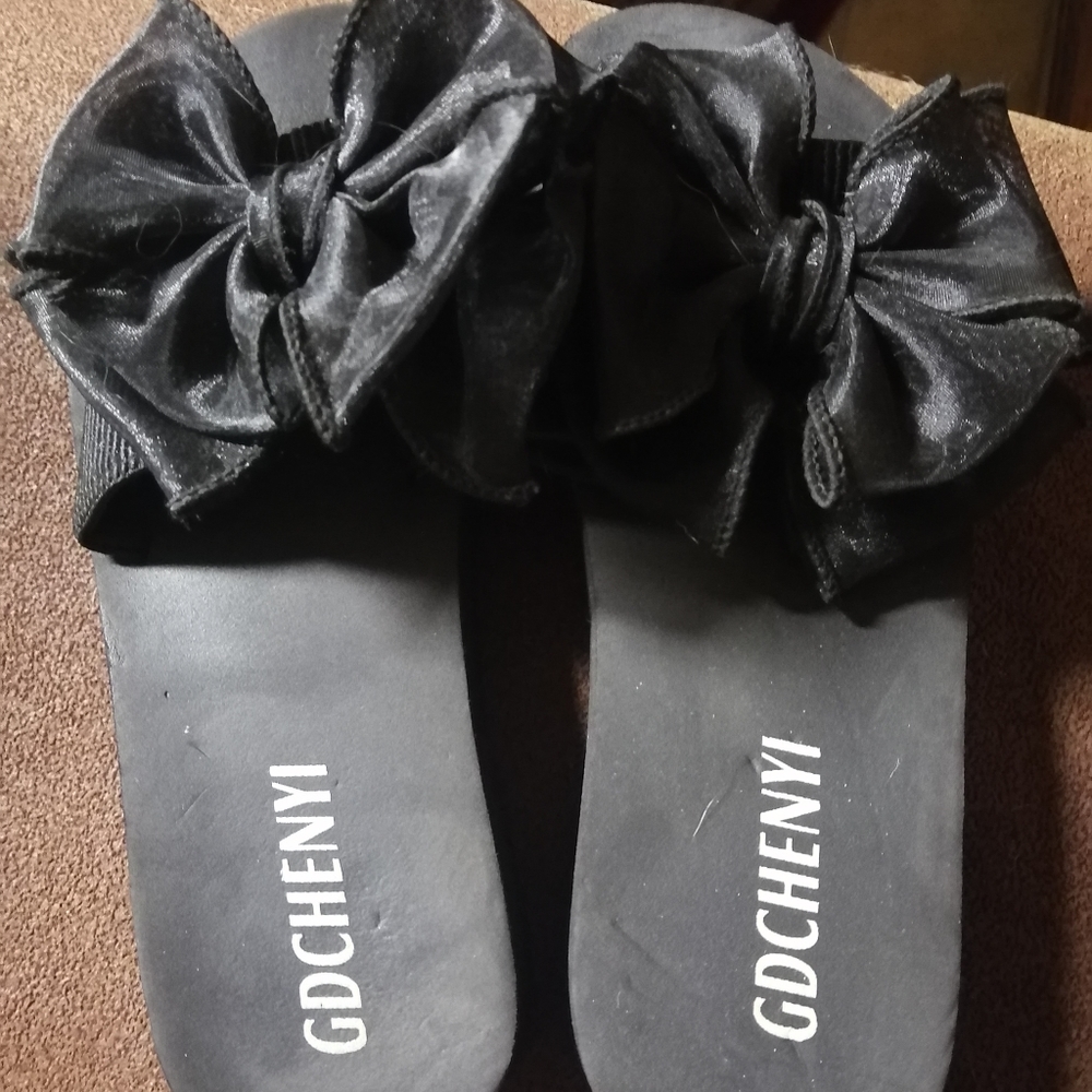 Flip flops with bow